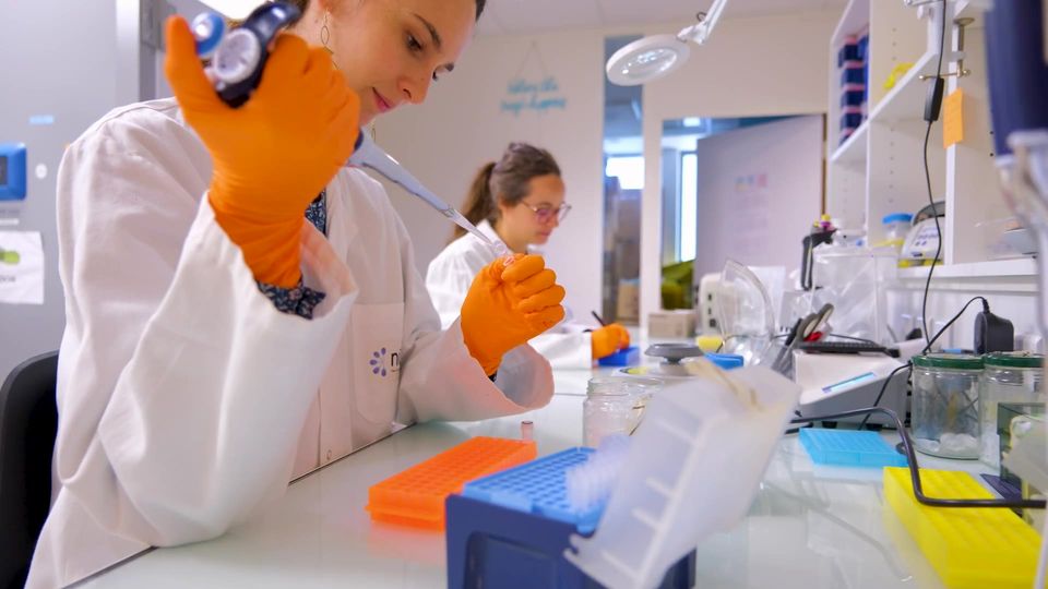 Chercheuse en laboratoire, extrait d'un film d'entreprise